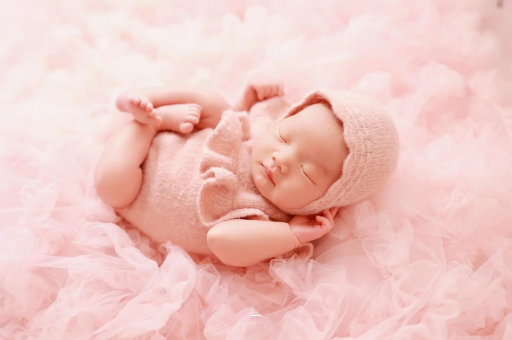 日照宝宝吃手是饿了吗